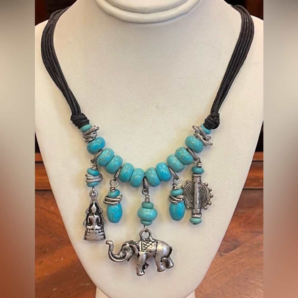 Dillards necklace with gift box NWOT price is firm